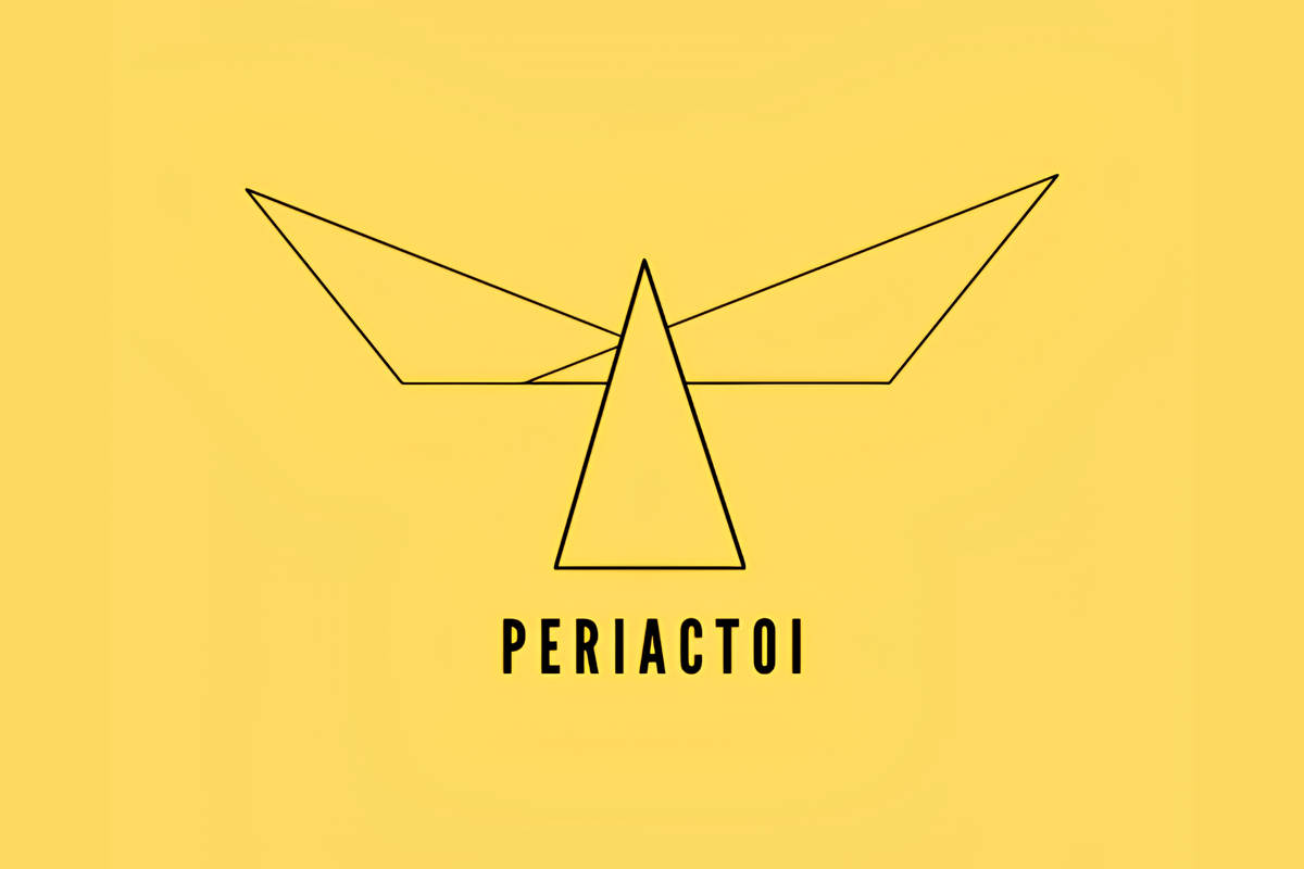 Logo minimalista com fundo amarelo. Ao centro, há um triângulo vertical apontando para cima, com linhas pretas formando duas figuras triangulares adicionais que se projetam lateralmente, criando a aparência de asas. Abaixo do símbolo geométrico, está escrito “PERIACTOI” em letras maiúsculas pretas e fonte sans-serif.