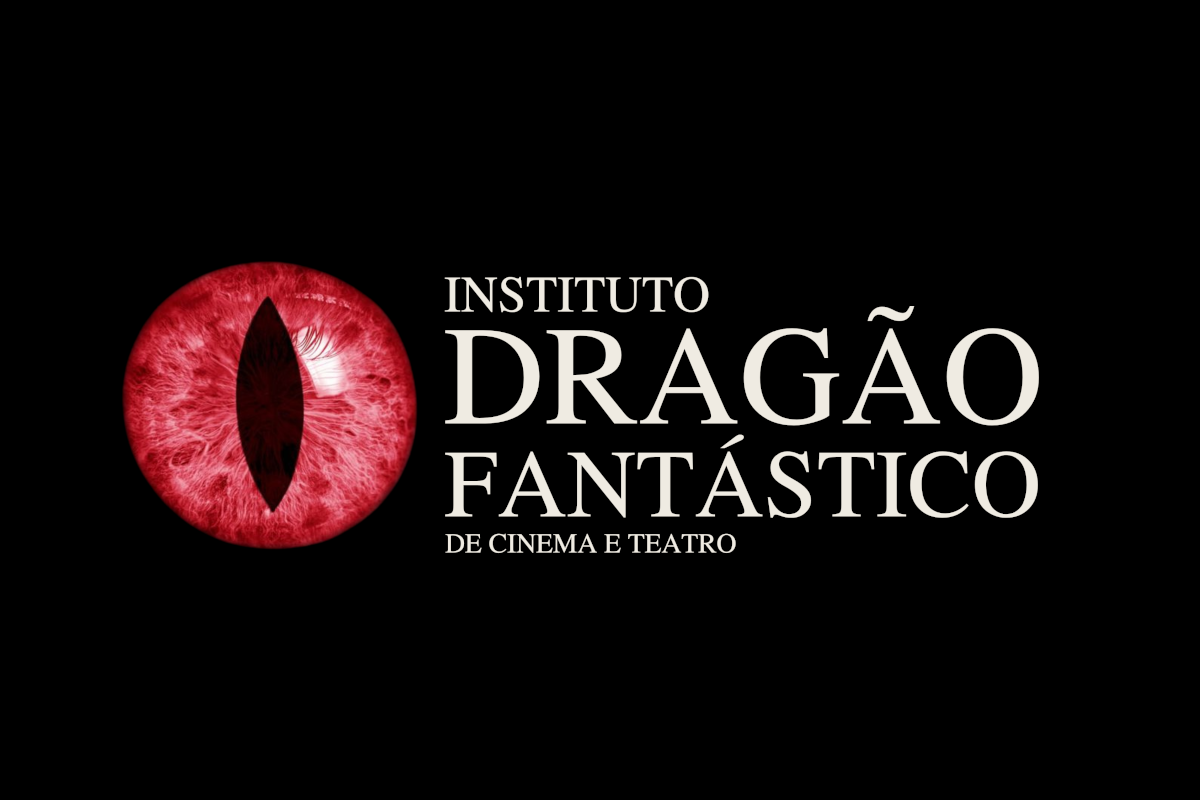 Logotipo com fundo preto e um grande olho vermelho de réptil à esquerda, com pupila vertical. À direita, o nome “Instituto Dragão Fantástico de Cinema e Teatro” em letras maiúsculas elegantes e cor clara, evocando mistério e fantasia.
