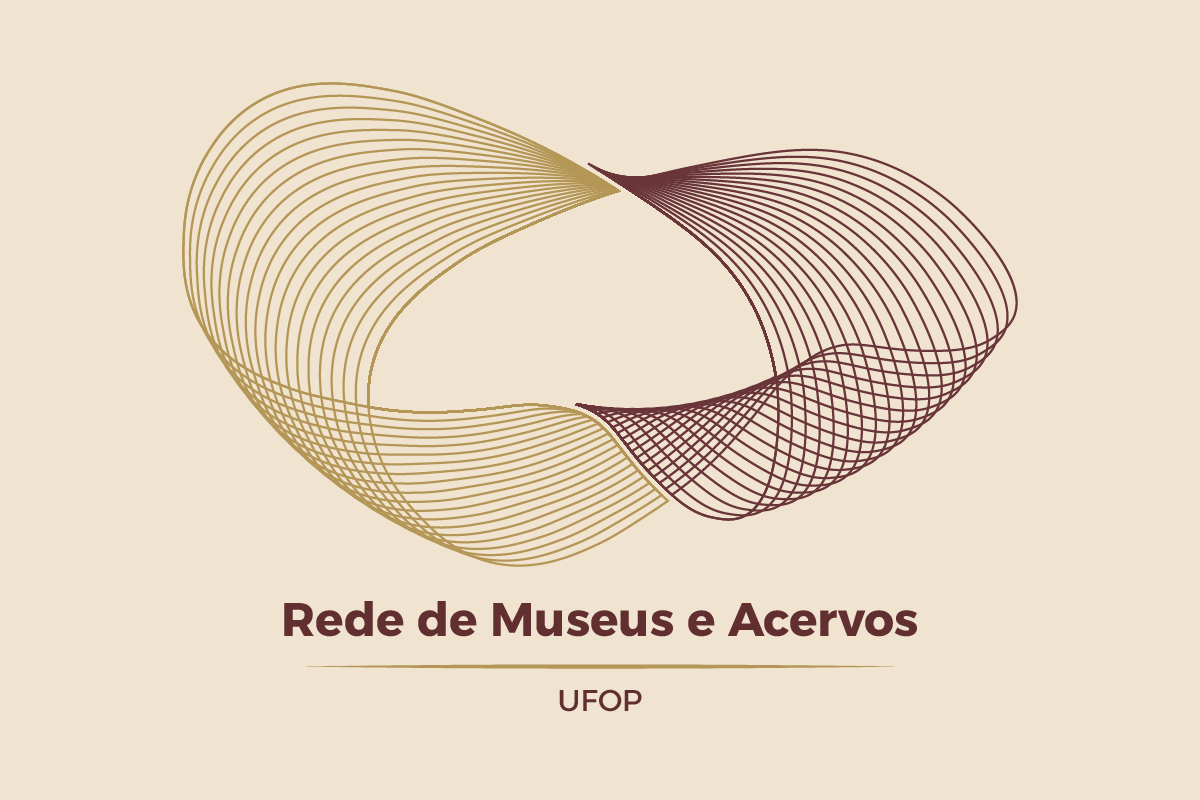 Logotipo da "Rede de Museus e Acervos – UFOP". A imagem apresenta uma forma abstrata composta por linhas curvas entrelaçadas em tons de dourado e vinho, formando um símbolo simétrico e fluido. Abaixo do símbolo, está escrito em vinho "Rede de Museus e Acervos", seguido por uma linha dourada horizontal fina e, logo abaixo, a sigla "UFOP" centralizada em dourado. O design transmite a ideia de conexão, movimento e integração entre diferentes instituições culturais.