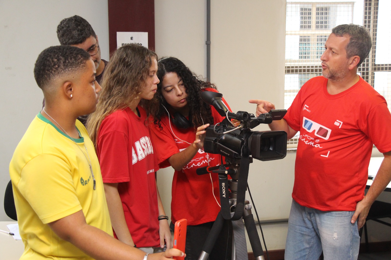 adriano_medeiros_cinema_documental_para_adiar_o_fim_do_mundo_1.jpg adriano_medeiros_cinema_documental_para_adiar_o_fim_do_mundo_1.jpg